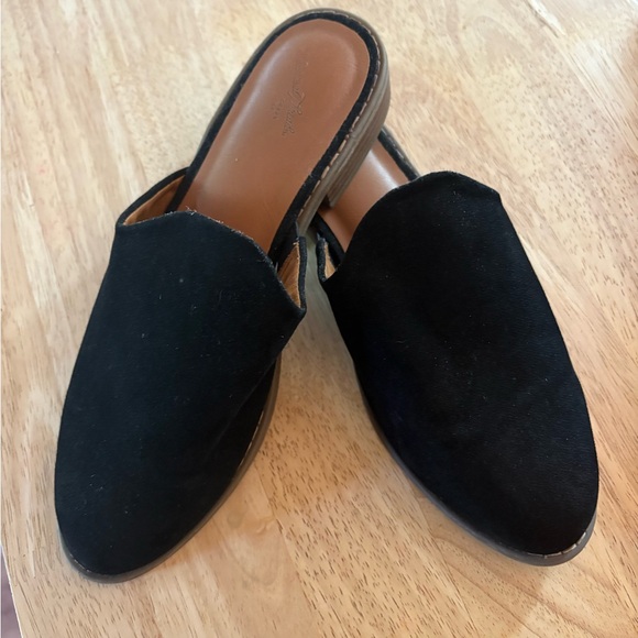 Universal Thread Black Flats - Picture 1 of 2